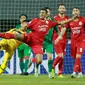 Kiper PSS Sleman, Ega Rizky, dihadang bek Persija Jakarta, Yann Motta pada pertandingan BRI Liga 1 2021 di Stadion Pakansari, Bogor, Minggu (5/9/2021). Kedua tim bermain imbang 1-1. (Bola.com/M Iqbal Ichsan)