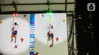 Atlet panjat tebing Indonesia Aspar Jailolo (kanan) beradu kecepatan dengan atlet panjat tebing Indonesia Kiromal Katibin saat final kategori speed dalam Kejuaran Dunia Panjat Tebing 2022 (International Federation of Sport Climbing/IFSC) di Jakarta, Sabtu (24/9/2022). Aspar berhasil mengalahkan lawan yang juga kompatriotnya, Kiromal Katibin. Catatan waktu Aspar adalah 5,39 detik. (Liputan6.com/Faizal Fanani)
