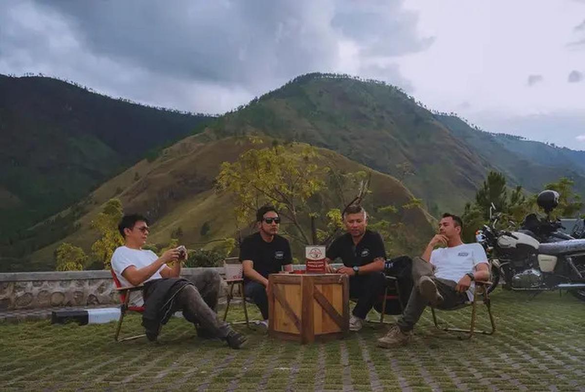 6 Potret Raffi Ahmad, Gading Marten, Desta dan Ariel Noah di Danau Toba, Pose di Kapal Hingga Naik Moge