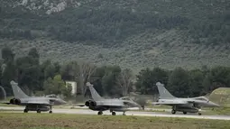 Tiga Jet Rafale bersiap lepas landas saat upacara serah terima di pangkalan udara militer Tanagra, utara Athena, Yunani (19/1/2022). Yunani telah memesan total 24 jet buatan Dassault dengan biaya lebih dari tiga miliar euro untuk memodernisasi angkatan bersenjatanya. (AP Photo/Thanassis Stavrakis)