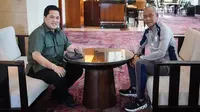 Ketua PSSI, Erick Thohir, memanggil pelatih Timnas Indonesia U-17, Nova Arianto, di tengah Piala Kemerdekaan 2025 di Deli Serdang, Sumatra Utara. (Bola.com/Dok.Instagram Erick Thohir).