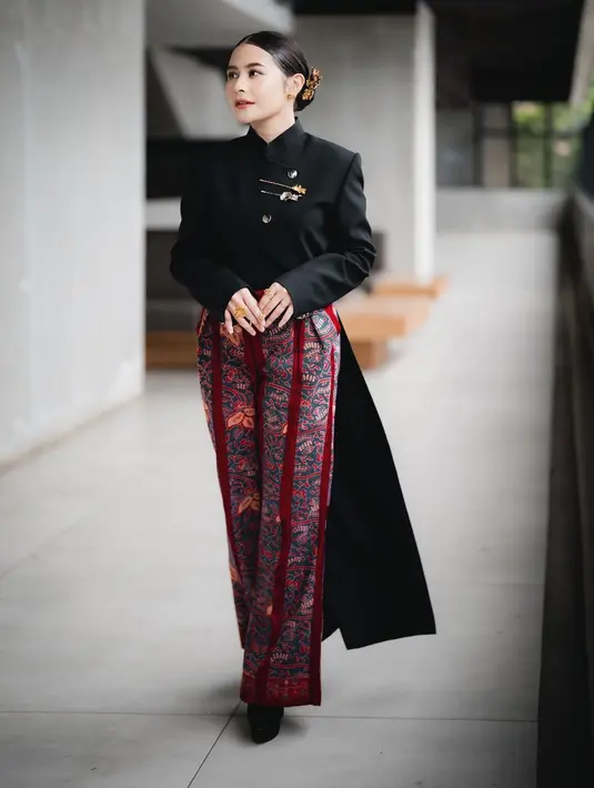 Prilly semakin cantik dengan gaya rambut yang ditata sleek look; dibelah tengah dan di-low-bun diberi hair piece emas. [Foto: Instagram/prillylatuconsina96]