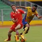 Gelandang Persija, Martin Vunk (kiri) berusaha merebut bola dari Kapten Barito Putera, Rizky Ripora saat laga uji coba di Stadion GBK Jakarta, Rabu (4/2/2015). Persija unggul 2-1 atas Barito Putera. (Liputan6.com/Helmi Fithriansyah)