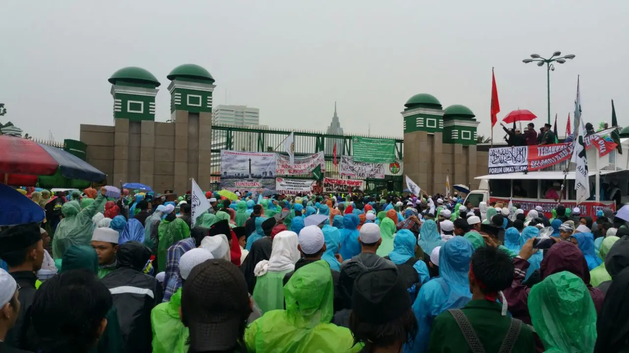 Massa aksi 212 di depan DPR
