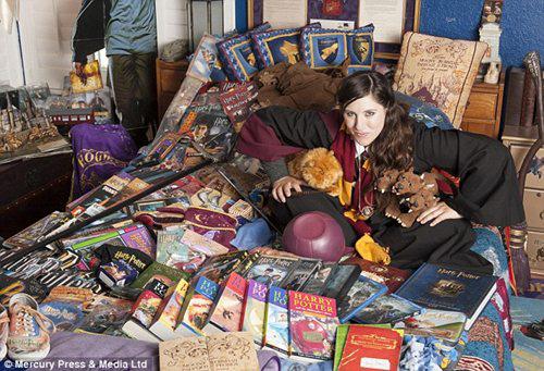 Katie dan koleksi yang amat sangat dicintainya. | Foto: copyright dailymail.co.uk