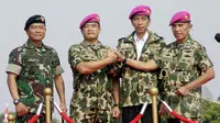 Presiden Joko Widodo menerima penyematan baret dan brevet Tentara Nasional Indonesia (TNI), Jakarta, Kamis (16/4/2015). Presiden Jokowi diangkat sebagai warga kehormatan Pasukan khusus TNI di Markas Besar TNI Cilangkap (Liputan6.com/Yoppy Renato)