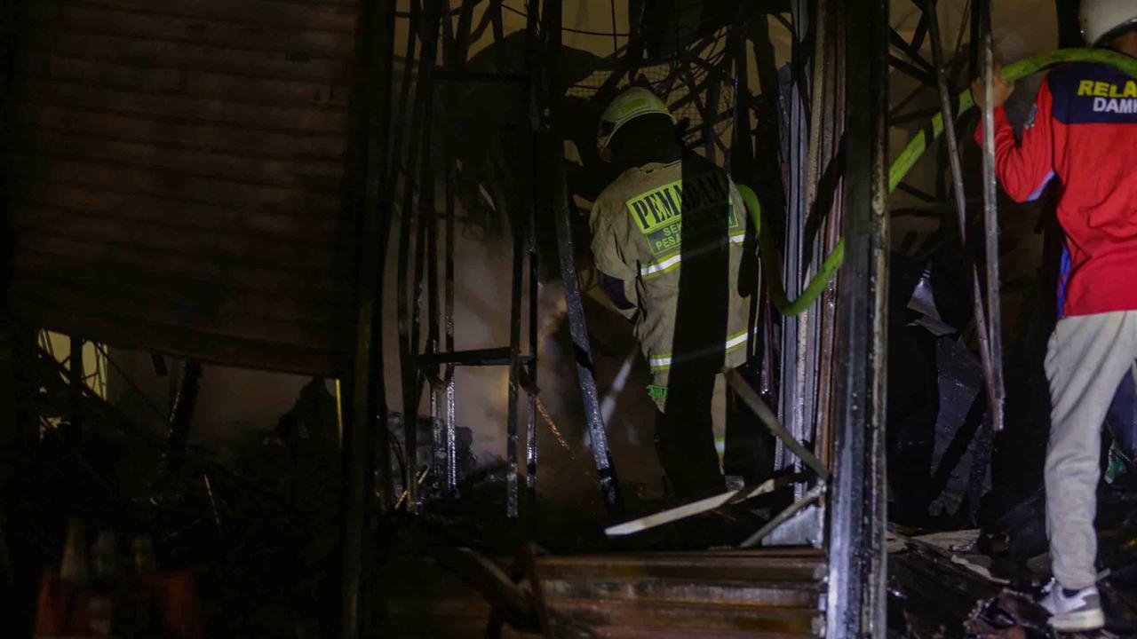 FOTO: Api Lahap Pasar Taman Puring, 500 Kios Hangus Terbakar
