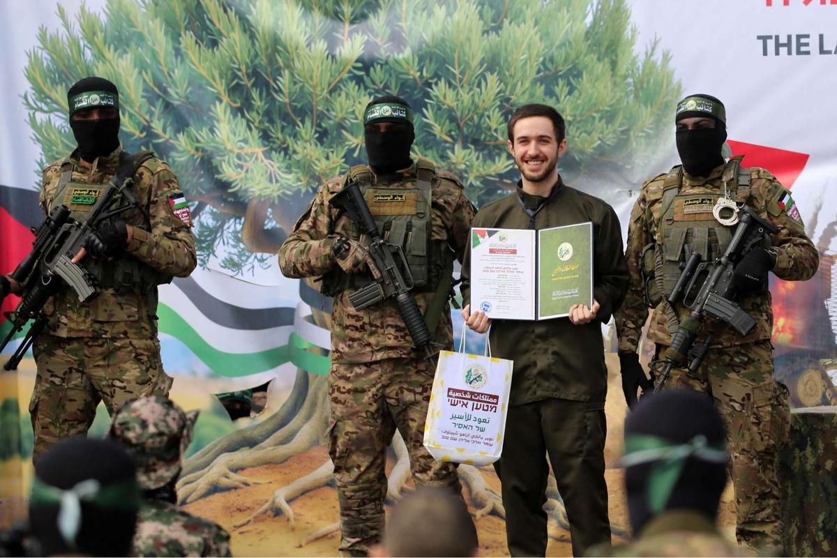 Momen Sandera Israel Cium Kening Pejuang Hamas