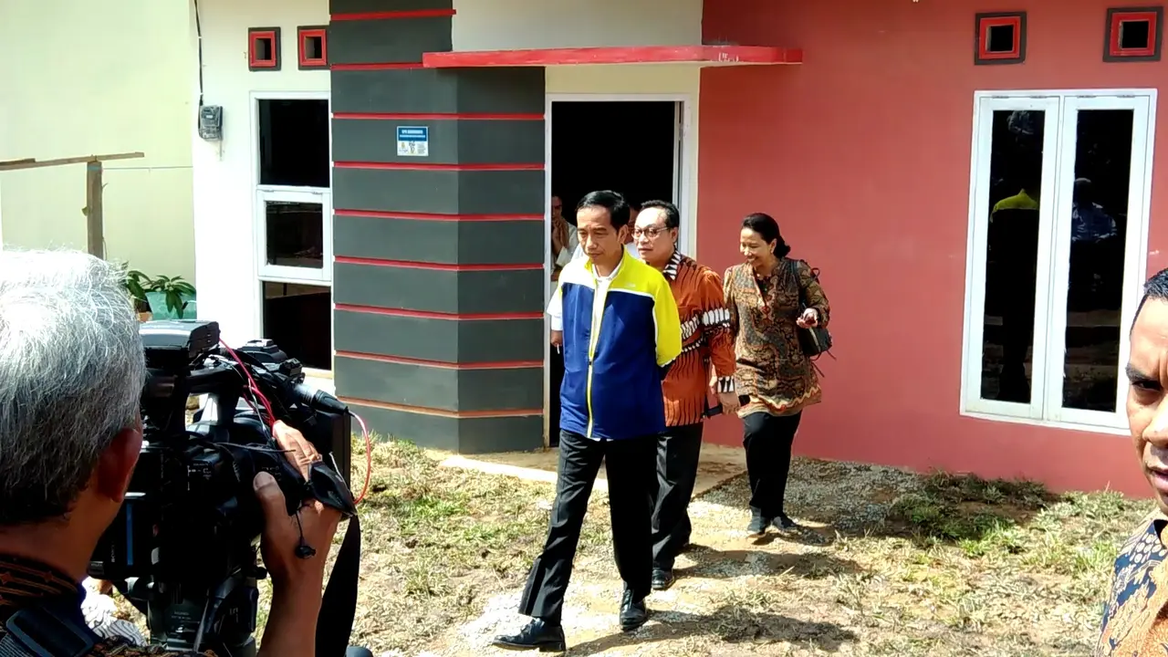 Presiden Jokowi meninjau pembangunan perumahan hasil program sejuta rumah di Balikpapan, Kalimantan Timur.