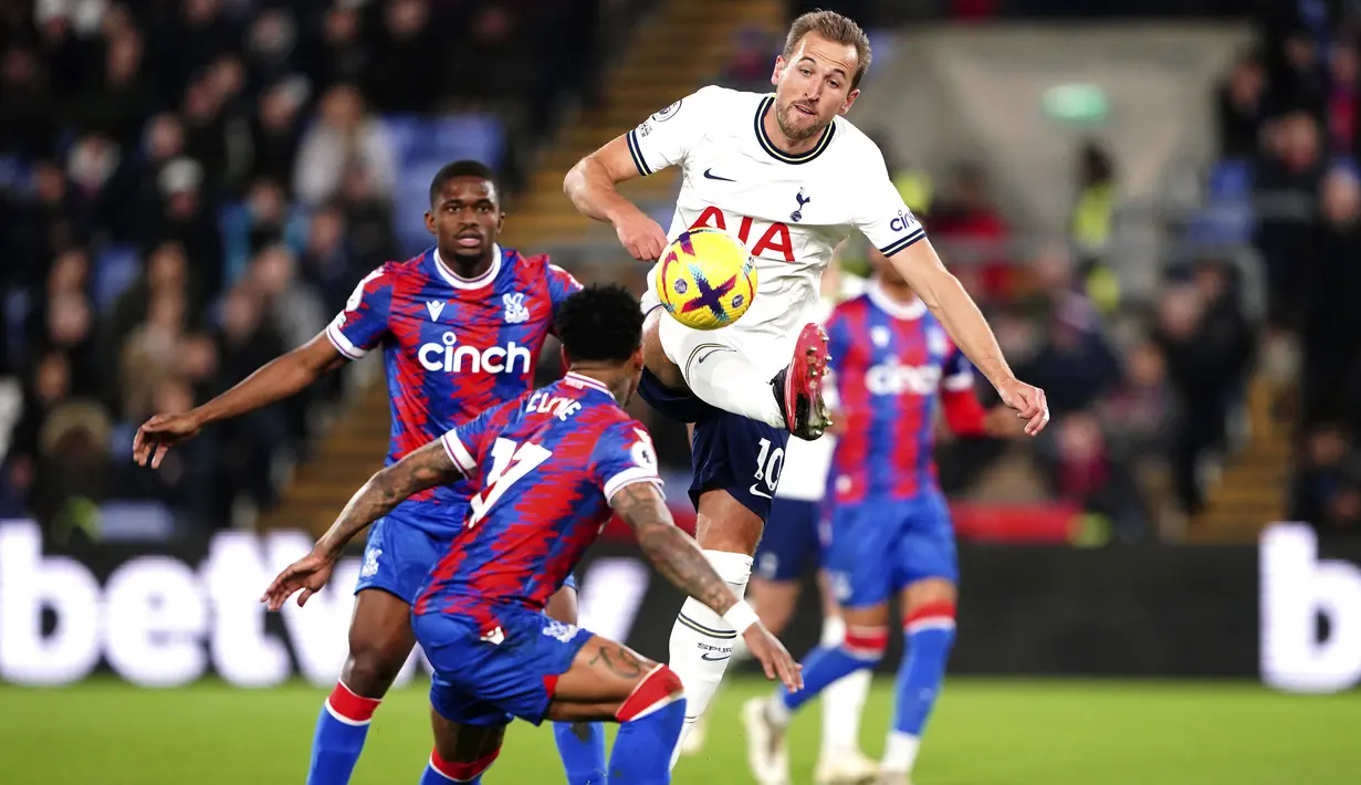 Dua gol dalam pertandingan Crystal Palace vs Tottenham diborong oleh Harry Kane. Sementara, dua gol lainnya dicetak Matt Doherty dan Son Heung-min. (Zac Goodwin/PA via AP)