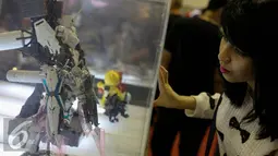 Seorang pengunjung melihat mainan yang dipamerkan di Toys Fair 2015 di Balai Kartini, Jakarta, Minggu (16/8/2015). Pameran ini menampilkan 250 booth, mulai dari komik hingga perlengkapan cosplay. (Liputan6.com/Faizal Fanani)