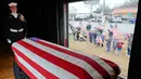 Anggota militer menjaga peti jenazah Presiden ke-41 AS George HW Bush dalam kereta saat melintasi Magnolia, Texas, Kamis (6/12). Jenazah Bush akan dimakamkan di samping mendiang istrinya, Barbara dan putrinya, Robin. (AP Photo/David J. Phillip, Pool)