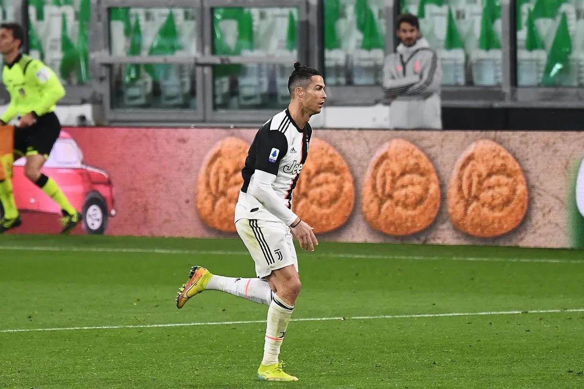 Pemain Juventus, Cristiano Ronaldo, berlari di lapangan saat stadion kosong tanpa penonton menyusul merebaknya wabah virus Corona di Italia dan mempengaruhi jalannya pertandingan melawan Inter Milan di Juventus Stadium, Turin, Senin (9/3/2020) WIB.