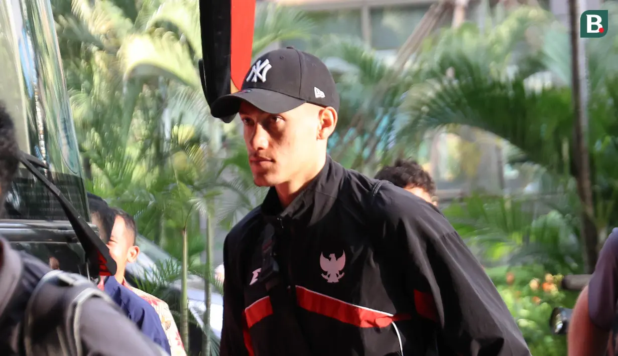Kapten Timnas Indonesia, Jay Idzes, tanpa ekspresi saat tiba di Hotel Fairmont, Jakarta pada Jumat (21/3/2025).