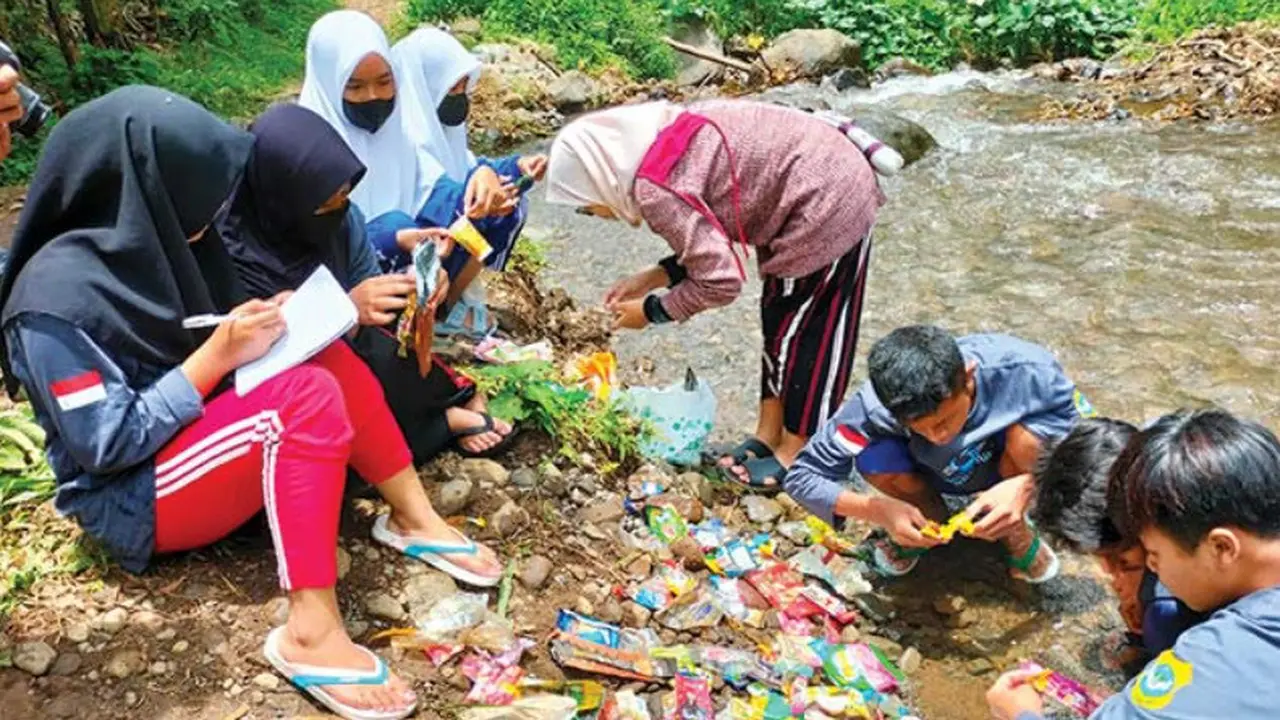 Plastik kemasan mendominasi sampah di Anak Sungai Brantas. (Istimewa)
