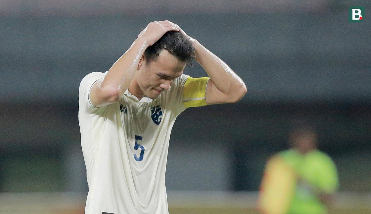 Kapten Thailand U-19, Chanapach Buaphan, tampak kecewa usai ditaklukkan Laos U-19 pada laga semifinal Piala AFF U-19 2022 di Stadion Patriot Candrabhaga, Bekasi, Rabu (13/7/2022). (Bola.com/M Iqbal Ichsan)