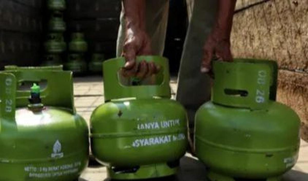 "Adapun sejatinya LPG 3 Kg adalah untuk rumah tangga, usaha mikro, petani sasaran, dan nelayan sasaran. Untuk rumah tangga menengah ke atas dan usaha di atas level mikro, kami mengimbau menggunakan LPG nonsubsidi,"&nbsp;