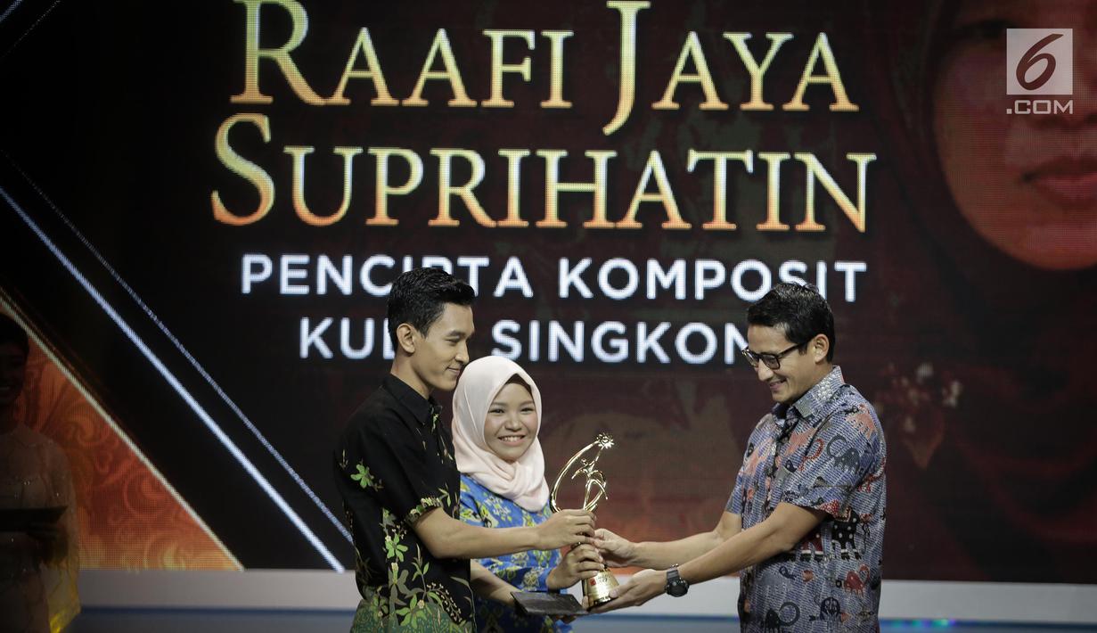 Wakil Gubernur terpilih DKI Jakarta Sandiaga Uno (kanan) memberikan penghargaan kepada Raafi Jaya dan Suprihatin dalam Liputan 6 Award 2017 di Studio SCTV Tower, Jakarta, Sabtu (20/5). (Liputan6.com/Faizal Fanani)