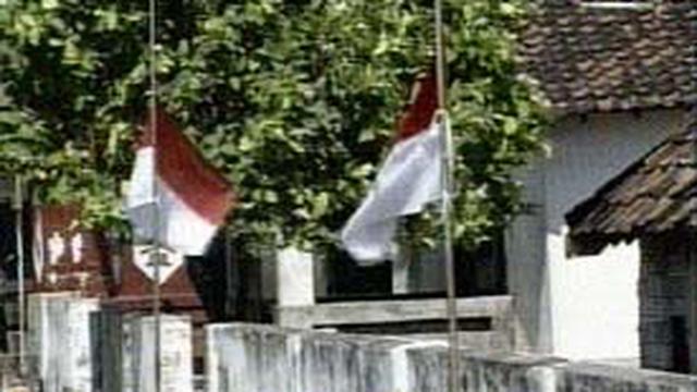 Warga Kampung Keputih Mengibarkan Bendera Setengah Tiang News Liputan6 Com