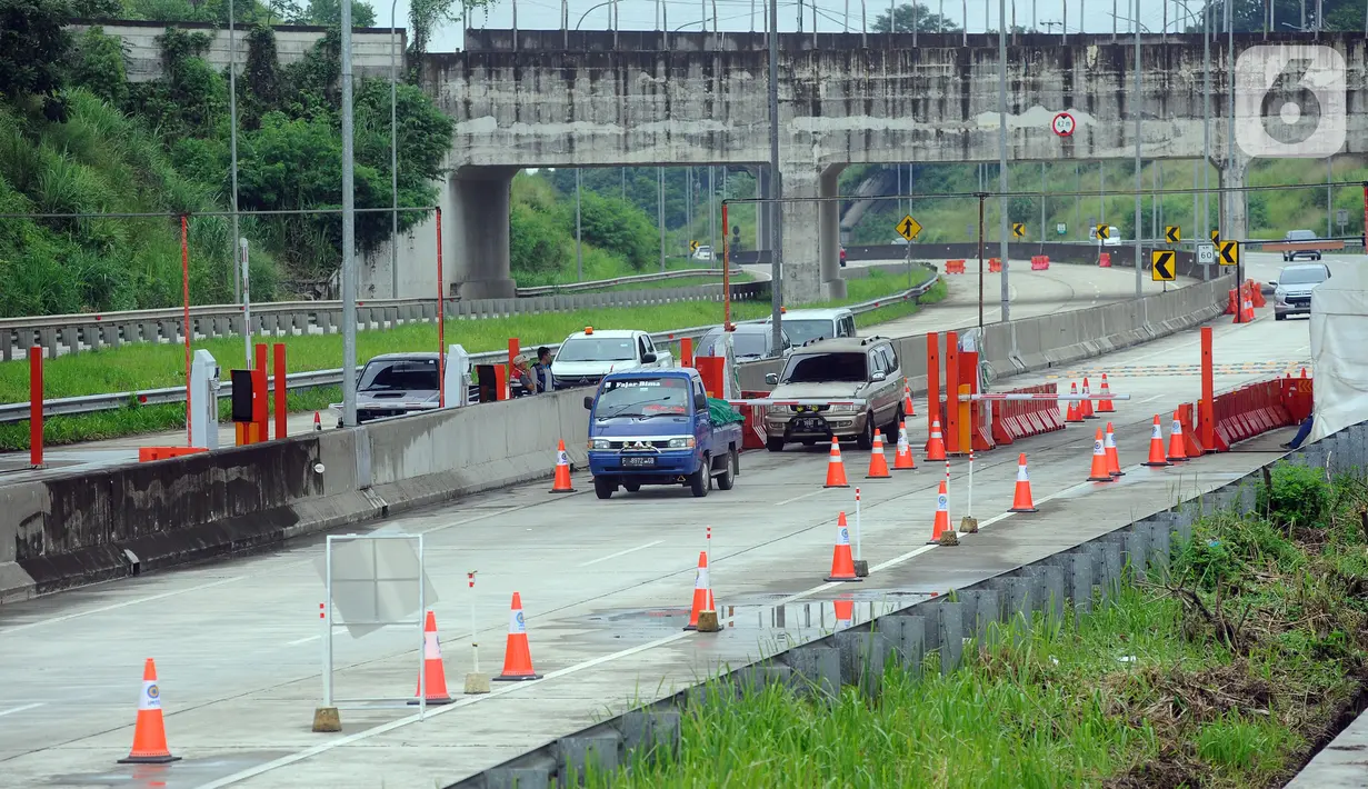 Pengendara mobil melintasi ruas Jalan Tol Bogor Ciawi-Sukabumi (Bocimi) seksi II di kawasan Cicurug-Cibadak, Sukabumi, Jawa Barat, Munggu (25/12/2022). Libur Natal dan Tahun Baru (Nataru), Jalan Tol Bocimi seksi II dibuka secara fungsional sejak 23 Desember 2022 hingga 2 Januari 2023 yang  bertujuan untuk mengantisipasi adanya lonjakan arus mudik dan balik dari Jabodetabek ke wilayah Sukabumi. (merdeka.com/Arie Basuki)