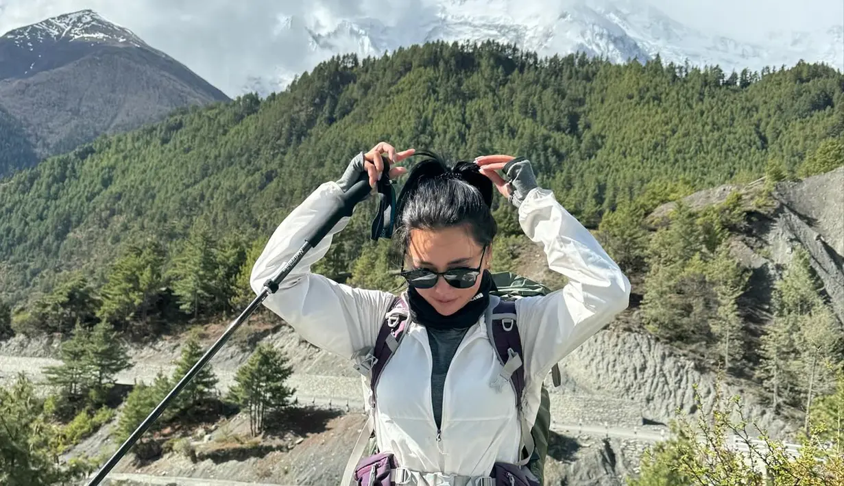 Dalam media sosial Instagramnya, Wendy Walters mengunggah potret hari pertama di Annapurna pada Senin (13/5/2024) kemarin. Dalam momen tersebut, terlihat wanita yang memiliki hobi ngedrift ini masih menyusuri trek jalan yang landai. Dirinya banyak abadikan momen keseruannya tersebut di media sosial Instagram. (Liputan6.com/IG/@wendywalters)