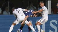 Pemain PSG Lee Kang-in&nbsp;serta&nbsp;dua pemain Real Madrid Dani Carvajal dan Lucas Vazquez berebut bola dalam pertandingan semifinal Piala Dunia Antarklub di East Rutherford, New Jersey,&nbsp;Kamis (10/7/2025). (AP Photo/Seth Wenig)