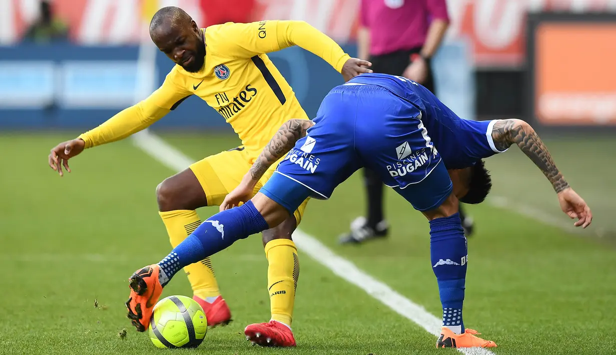 Gelandang Paris Saint-Germain (PSG), Lassana Diarra, berebut bola dengan striker Troyes, Hyunjun Suk, pada laga Liga 1 Prancis di Stadion Aube, Sabtu (2/2/2018). Troyes takluk 0-2 dari PSG. (AFP/Franck Fife)