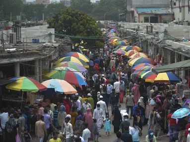 Orang-orang memadati Pasar Baru Dhaka untuk berbelanja menjelang Idul Fitri di Dhaka, Bangladesh, Rabu (12/5/2021). Umat Islam di dunia mulai sibuk mempersiapkan diri menyambut hari kemenangan setelah sebulan menjalankan ibadah puasa Ramadhan. (Munir Uz zaman / AFP)