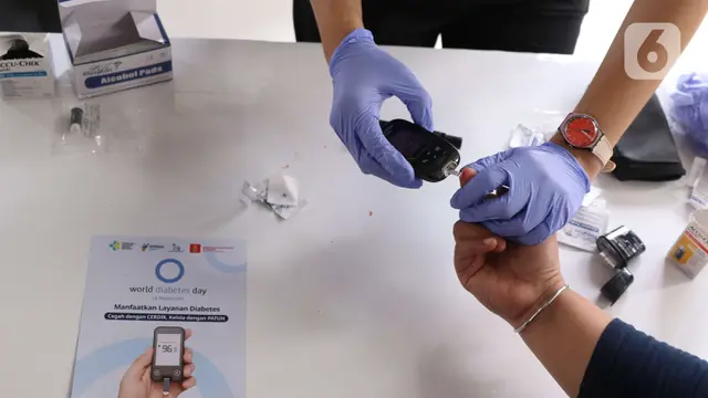 Peringati Hari Diabetes Sedunia, Penumpang Kereta Cek Gula Darah Gratis