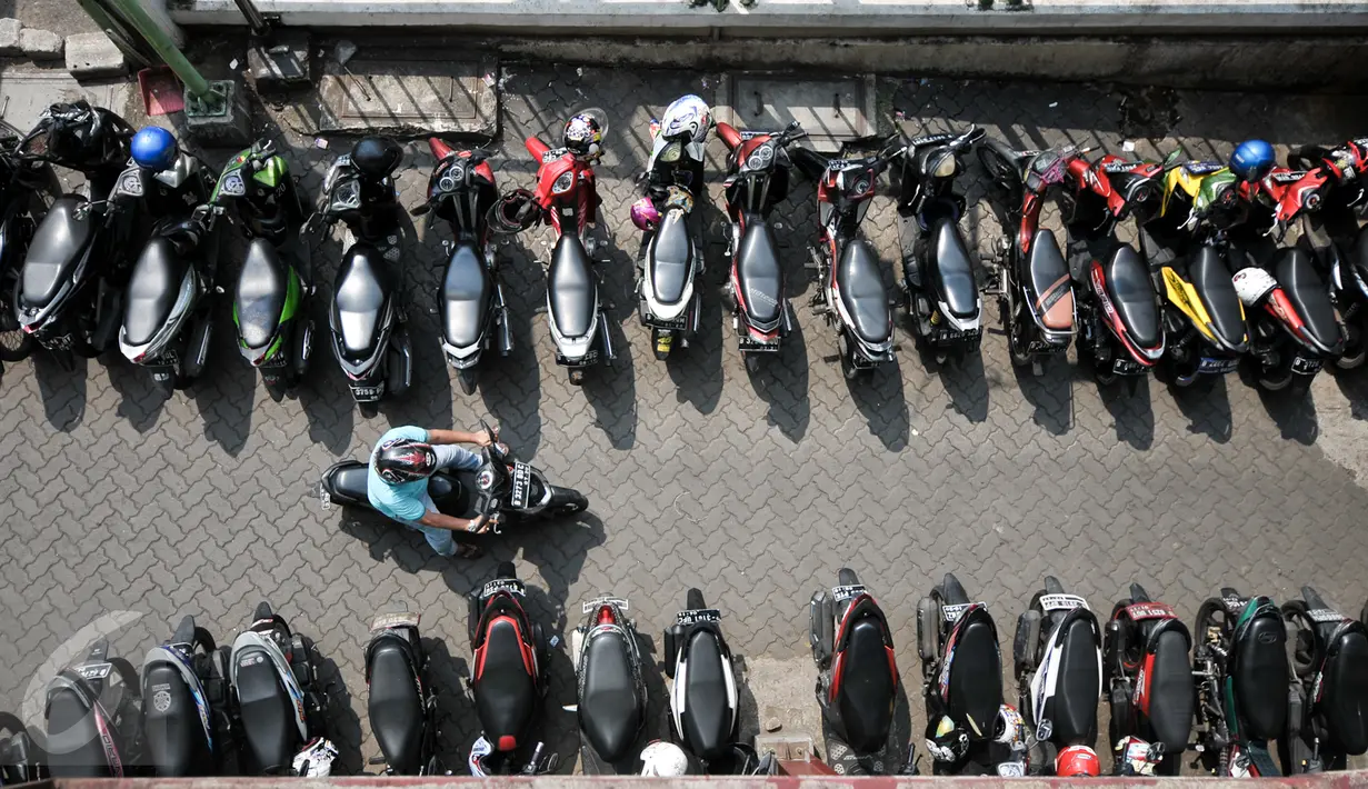 Pengendara motor keluar dari parkiran PD Pasar Jaya Tanah Abang, Jakarta, Senin (1/8). Mulai Agustus, Pemprov DKI melalui Badan Layanan Umum Daerah (BLUD) Perparkiran mengambil alih pengelolaan parkir 15 pasar PD Pasar Jaya. (Liputan6.com/Yoppy Renato)