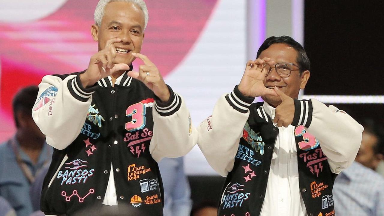Kemudian, calon presiden nomor urut 3 Ganjar Pranowo hadir di panggung debat dengan jaket varsiti 'Sat Set'. Foto: Liputan6.com/Angga Yuniar