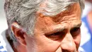 Ekspresi Mourinho saat melihat anak asuhannya bertanding di Community Shield, Wembley Stadium, Inggris, Minggu (2/8/2015). Gelar pertama Mourinho di Musim ini sirna setelah Chelsea kalah dengan skor 0-1. (Reuters/Andrew Couldridge)