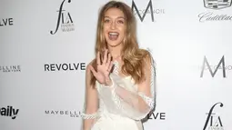 Model, Gigi Hadid memilih busana putih yang dibalut luaran transparan saat menghadiri Los Angeles Fashion Awards 2016 di Sunset Tower Hotel, West Hollywood, California, Minggu (20/3) malam. (Frederick M. Brown/Getty Images/AFP)