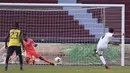 Pemain Uruguay Luis Suarez mencetak gol dari titik penalti ke gawang Ekuador pada pertandingan kualifikasi Piala Dunia 2022 di Stadion Casa Blanca, Quito, Ekuador, Selasa (13/10/2020). Pertandingan dimenangkan Ekuador dengan skor 4-2. (Jose Jacome/Pool via AP)