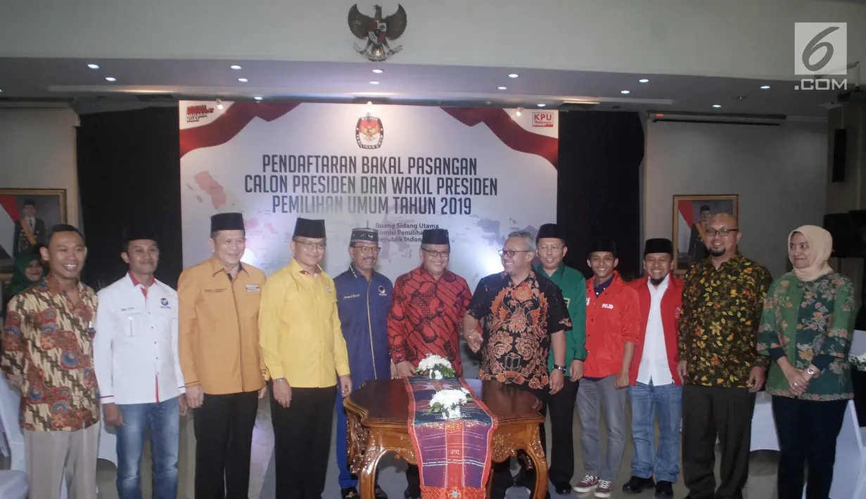 Ketua KPU Arief Budiman saat menyambut kedatangan 9 sekjen partai politik pendukung Jokowi di Kantor KPU, Jakarta, Selasa (7/8). Kedatangan 9 sekjen tersebut untuk berkonsultasi terkait pendaftaran Capres dan Wapres. (Merdeka.com/Iqbal S. Nugroho)