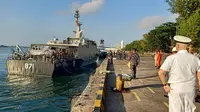 KRI Yos Sudarso-353 bertugas melaksanakan pengawalan terhadap HMAS ANZAC, sedangkan KRI Escolar-871 digunakan untuk menerima ABK KM. Bandar Nelayan-188 yang dipindahkan dari kapal HMAS ANZAC (TNI AL)