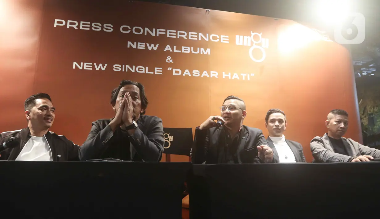 Suasana saat band Ungu meluncurkan album terbaru Self-titled di Gedung Sarinah, Jakarta, Selasa (6/9/2022). Peluncuran album terbaru ini juga menjadi pembuktian bagi Ungu, bahwa kelima anggotanya masih tetap kompak. (Liputan6.com/Herman Zakharia)