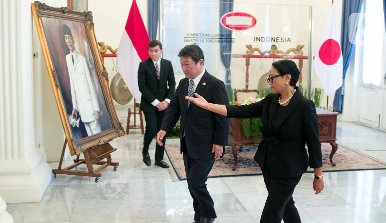 Menteri Luar Negeri, Retno Marsudi (kanan) menyambut kedatangan Menteri Luar Negeri Jepang Motegi Toshimitsu di Gedung Kemlu, Jakarta, Jumat (10/1/2020). Kunjungan tersebut membahas kerjasama di bidang investasi termasuk pengembangan pulau terluar seperti Natuna. (Liputan6.com/Faizal Fanani)