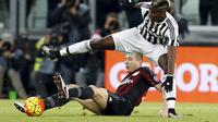 Pemain Juventus, Paul Pogba (atas), berebut bola dengan pemain AC Milan, Juraj Kucka, dalam lanjutan Serie A Italia di Stadion Juventus, Minggu (22/11/2015) dini hari WIB. (Reuters/Alessandro Garofalo)
