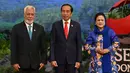 Presiden Indonesia Joko Widodo atau Jokowi (tengah) dan Ibu Negara Iriana (kanan) menyambut kedatangan Perdana Menteri Timor Timur Xanana Gusmao (kiri) pada acara KTT ke-43 ASEAN di Jakarta, Indonesia, Selasa (5/9/2023). (Adek Berry/Pool Photo via AP)