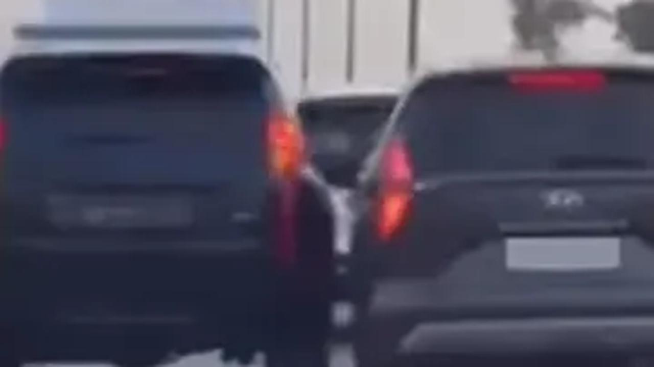 Viral Pajero Pelat Polisi Ugal-ugalan di Jalan Tol, Nyaris Senggol Mobil Lain