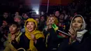 Pendukung Timnas sepak bola Afganistan saat menonton final Piala SAFF antara India melawan Afganistan melalui layar lebar di Taman Shar-e- Naw, Kabul, Afganistan, (3/1/2016). (AFP/Wakil Kohsar)