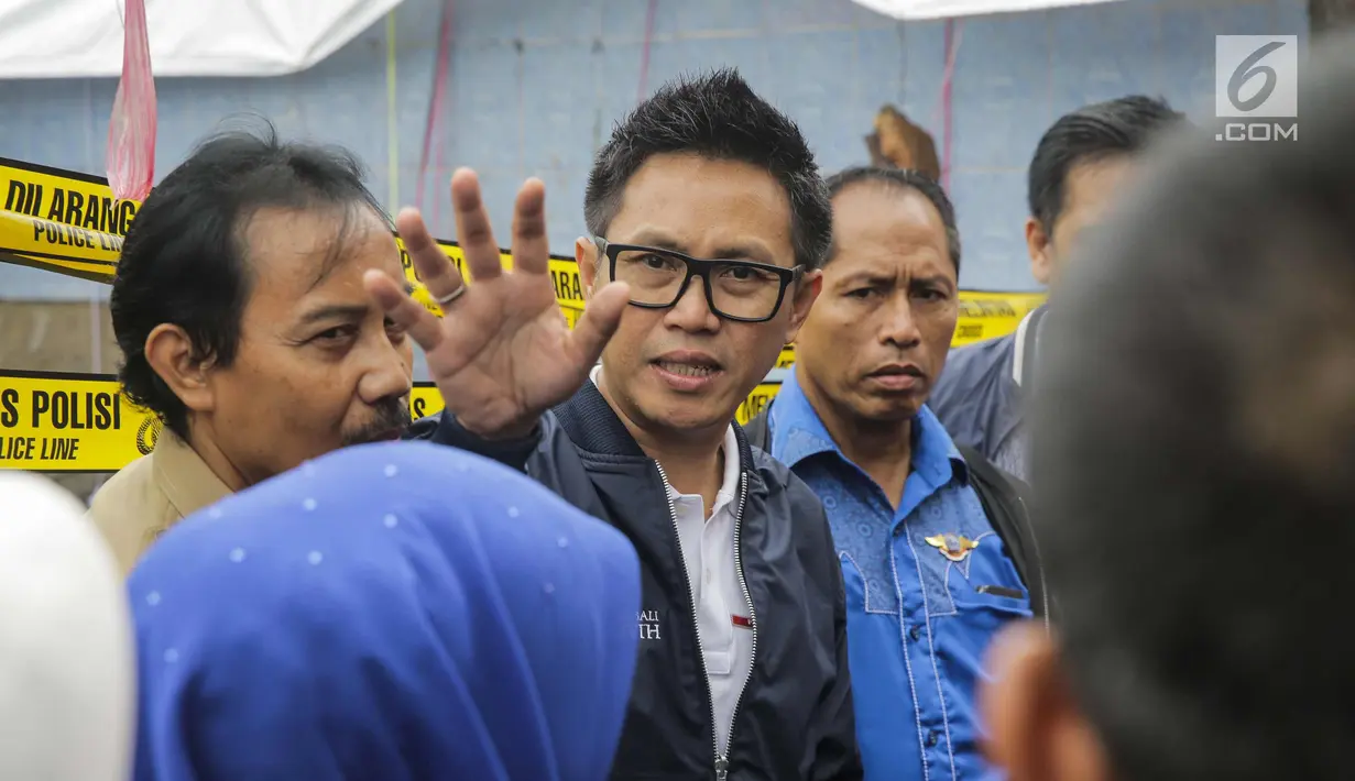 Artis sekaligus Ketua DPW PAN DKI Jakarta Eko Patrio menyambangi lokasi kebakaran di Taman Sari, Jakarta, Senin (5/2). Eko dan pekerja seni melihat kondisi kebakaran serta memberi bantuan pakaian, selimut dan obat-obatan. (Liputan6.com/Faizal Fanani)
