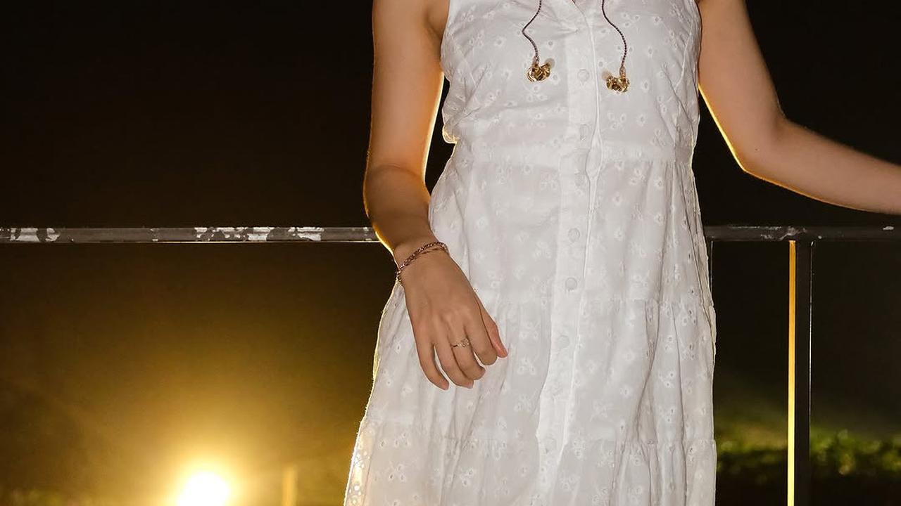 Profil Bulan Sutena, Penyanyi Cantik Asal Bali yang Berparas Bule
