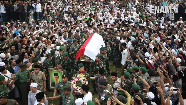 Ribuan santri dan pelayat iringi pemakaman mantan anggota Dewan Pertimbangan Presiden KH Hasyim Muzadi Depok (16/3/2017)