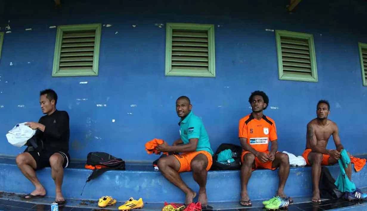 Berbenah sebelum kembali ke hotel. (bola.com/Arief Bagus)