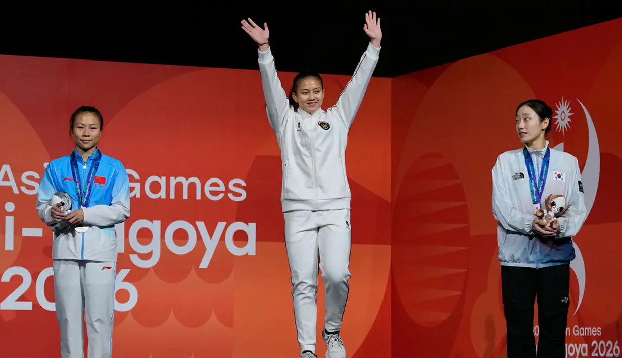 Peraih medali emas Desak Made Rita Kusuma Dewi dari Indonesia (tengah) berfoto di podium bersama peraih medali perak Deng Lijuan dari China (kiri) dan peraih medali perunggu Jeong Ji-min dari Korea Selatan pada upacara penyerahan medali final nomor speed putri Asian Games 2026 di Nagoya, Jepang, Rabu (30/9/2026). (AP Photo/Dita Alangkara)