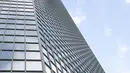 Aksi Alain Robert ketika memanjat gedung tanpa alat bantu di pusat bisnis La Defense, Paris, Prancis, Senin (21/3/2016). Pria yang dijuluki 'Spiderman' ini telah memanjat lebih dari 70 gedung tertinggi di dunia. (Jacques DEMARTHON/AFP)
