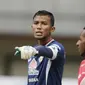 Kiper Semen Padang, Teja Paku Alam, saat melawan Bhayangkara FC pada laga Piala Presiden 2019 di Stadion Patriot, Jawa Barat, Minggu (3/3). Bhayangkara FC menang 4-2 atas Semen Padang. (Bola.com/M Iqbal Ichsan)