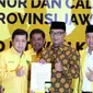 Ketua Umum Golkar Setya Novanto, Ridwan Kamil dan Daniel Muttaqien berfoto bersama menunjukan surat keputusan (SK) pengusungan usai pengumuman Calon Gubernur dan Wakil Gubernur Jawa Barat di DPP Golkar, Jakarta, Kamis (9/11). (Liputan6.com/Johan Tallo)